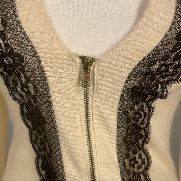 Elegant cream Carthaginian with black lace detailing on front. - Picture 5 of 5